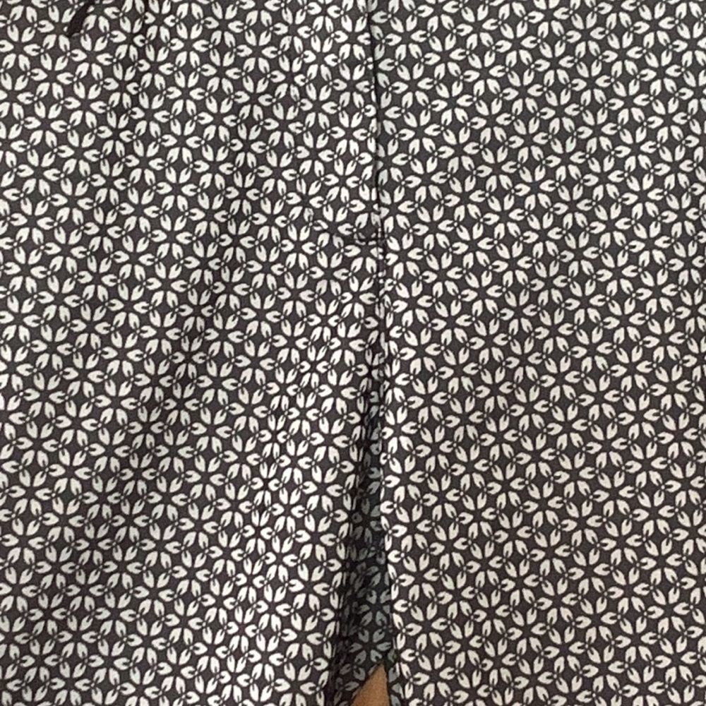 Elegant Geometric Patterned Capris - image 5